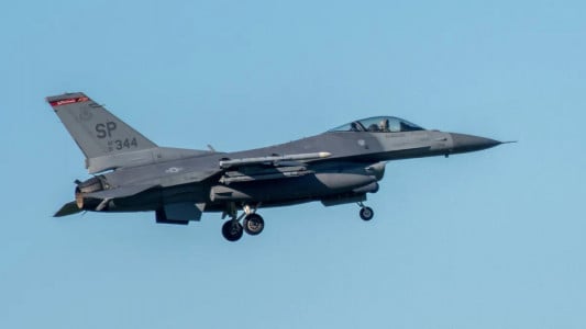 Перевозил вредные химикаты: в США разбился военный истребитель F-16 — людей просят держаться подальше от места крушения