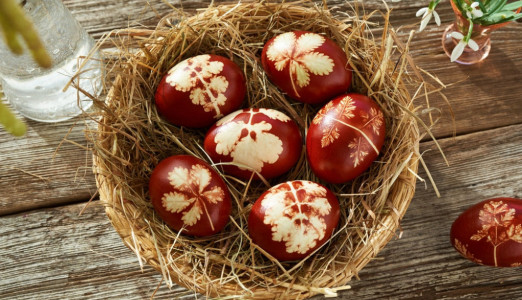 Беру луковую шелуху и листики петрушки: 10 минут — и дивные яйца на Пасху готовы без всяких красителей и наклеек