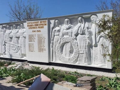 Строители Заполярья восстанавливают мемориалы в Приморском районе