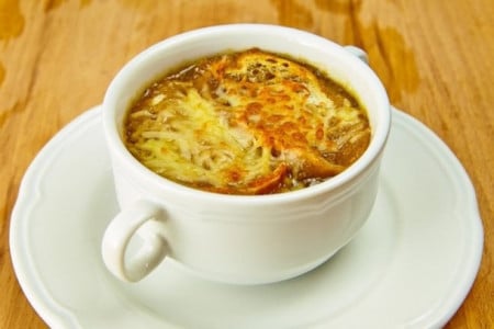 Легендарное французское блюдо: Луковый суп под сырной корочкой — не устоит даже самый взыскательный гурман