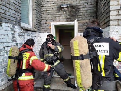 Повреждена стиралка и потолок: в Апатитах в пятиэтажке загорелась квартира