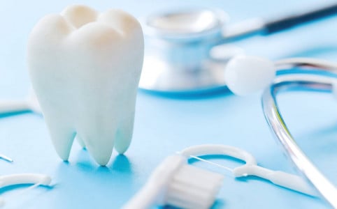 Устанете лечить не только кариес: стоматолог Дахкильгов рассказал, к чему приведет чистка зубов только один раз в день — неожиданно, но очень страшно
