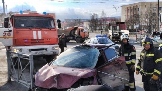 В Кольском районе легковушка превратилась в «гармошку» после столкновения с «КАМАЗом»