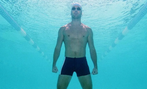 Смертельное упражнение: В Китае тренер по плаванию неудачно задержал дыхание и захлебнулся на глазах у коллег — спасать никто не стал