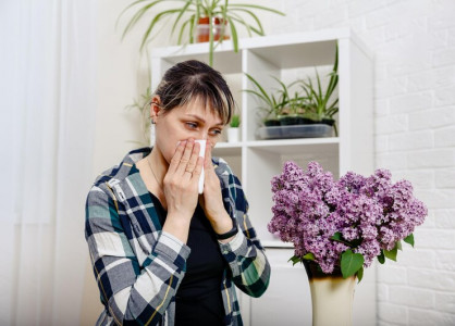 Слёзы из глаз и жуткие отёки: врач заявила, что аллергики могут тяжело переживать период цветения — стоит запастись лекарствами