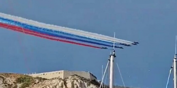 Макрона перекосило: элиту авиации ВВС Франции бес попутал — в День Победы «нарисовали» в небе российский флаг