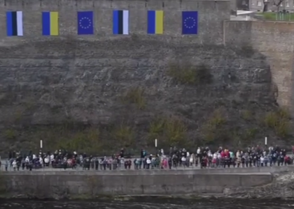 «Молчаливое присутствие, которое громче слов»: эстонцы из Нарвы подобрались ближе к реке, чтобы посмотреть оттуда российский концерт в честь Дня Победы