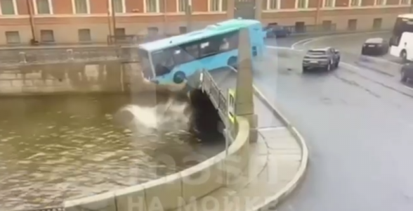 Появилось видео, как автобус с пассажирами проломил ограждение моста в Петербурге и рухнул в воду
