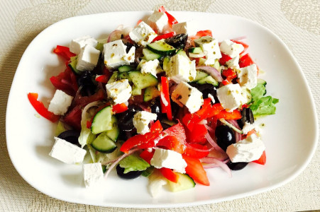 Рецепт вкуснейшего салата из солнечной Греции: блюдо омолаживает и насыщает организм полезными веществами