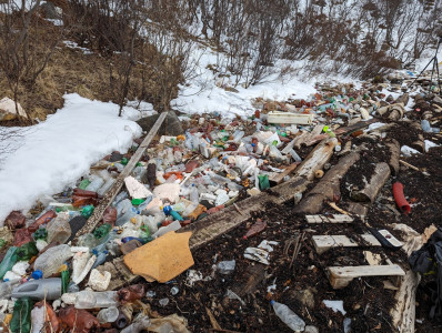 Природа спряталась под гнилью: берег Кольского залива утопает в мусоре