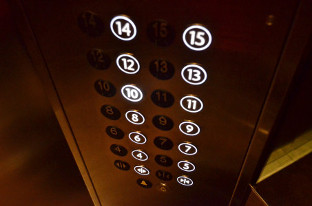Власти пообещали заменить 135 лифтов в домах Мурманской области в этом году