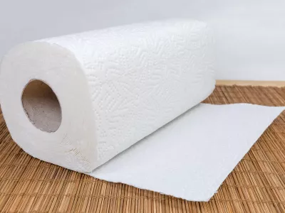 Бумажные полотенца покупаю по 10 рулонов за раз: использую их вовсе не для вытирания рук — незаменимая вещь в хозяйстве