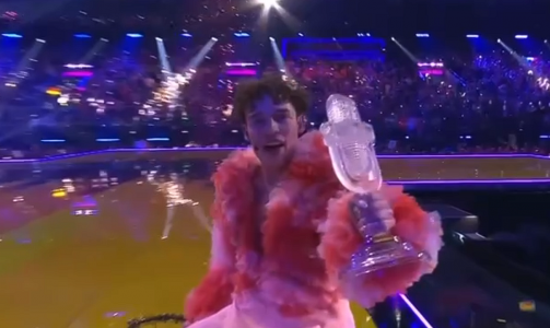Это знак: Победитель «Евровидения-2024» певец Nemo уронил Хрустальный микрофон на сцене — награда разбилась на две части