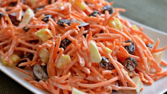 Натираю морковь и добавляю эти простые ингредиенты: на выходе получаю вкуснейший салат — готовится за 2 минуты