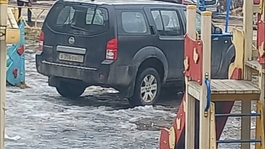 Внедорожнику закон не писан: водитель Nissan припарковал машину на детской площадке в Мурманске
