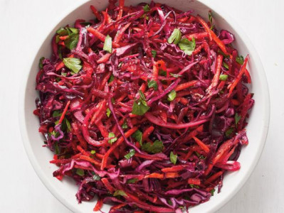 Идеален для худеющих: готовим питательный салат со свёклой без варки овоща — идеальное дополнение к мясным блюдам