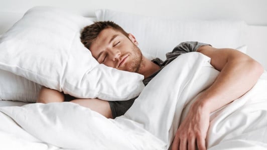 О бессоннице забудете: физиолог Созыкин назвал продукты, помогающие крепко заснуть — просто съешьте за 2 часа до сна