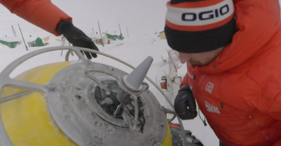Поймали шпиона: Члены экспедиции «Россия 360» нашли во льдах Арктики разведывательное устройство — находку осматривают спецслужбы
