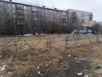 «Даже в СССР было лучше»: жители Мурманска просят установить во дворе новую детскую площадку