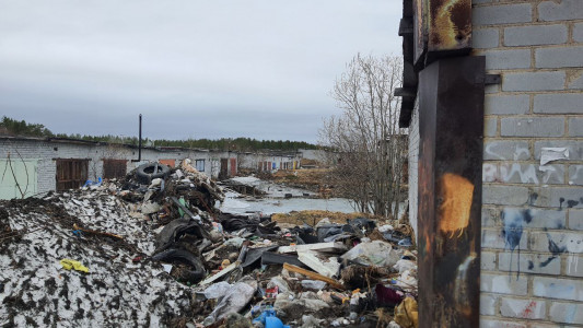 «Ни фонарей, ни контейнеров, ни уборки снега»: гаражный поселок в Мончегорске утопает в мусоре
