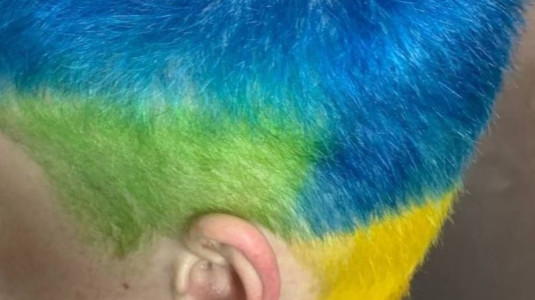 В Москве мужчину наказали за желто-синий цвет волос: креатив не оценили
