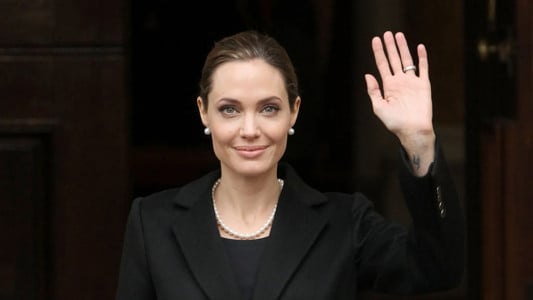 Выглядела невероятно счастливой: Анджелину Джоли заметили в Германии с новым бойфрендом — положила глаз на бывшего коллегу Брэда Питта