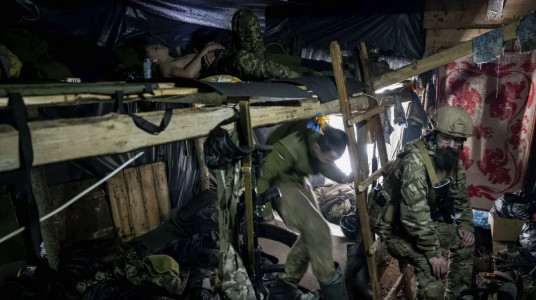 Без возможности сбежать: мобилизованных украинцев в Херсоне посадили в клетку — подполье рассказало