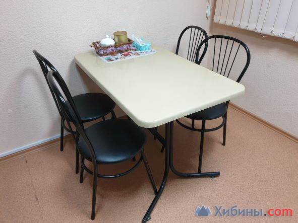 Кухонный стол и 4 стула