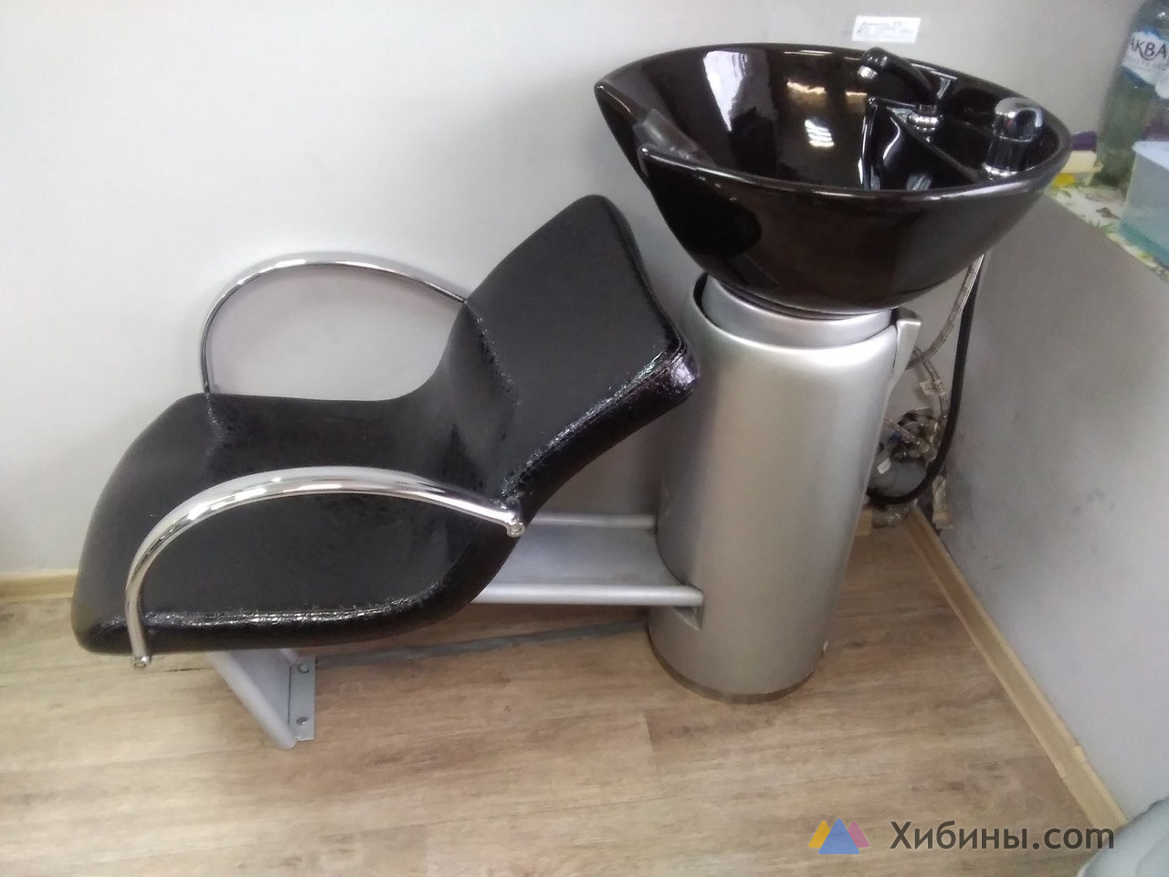 Парикмахерское кресло, зеркало, тележка и мойка для мытья головы
