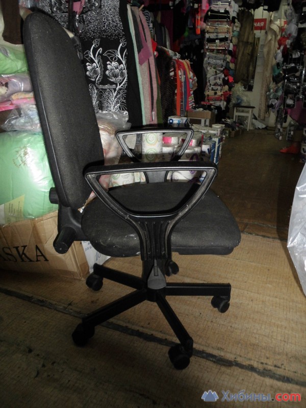 стул-кресло компьютерное с подлокотниками
