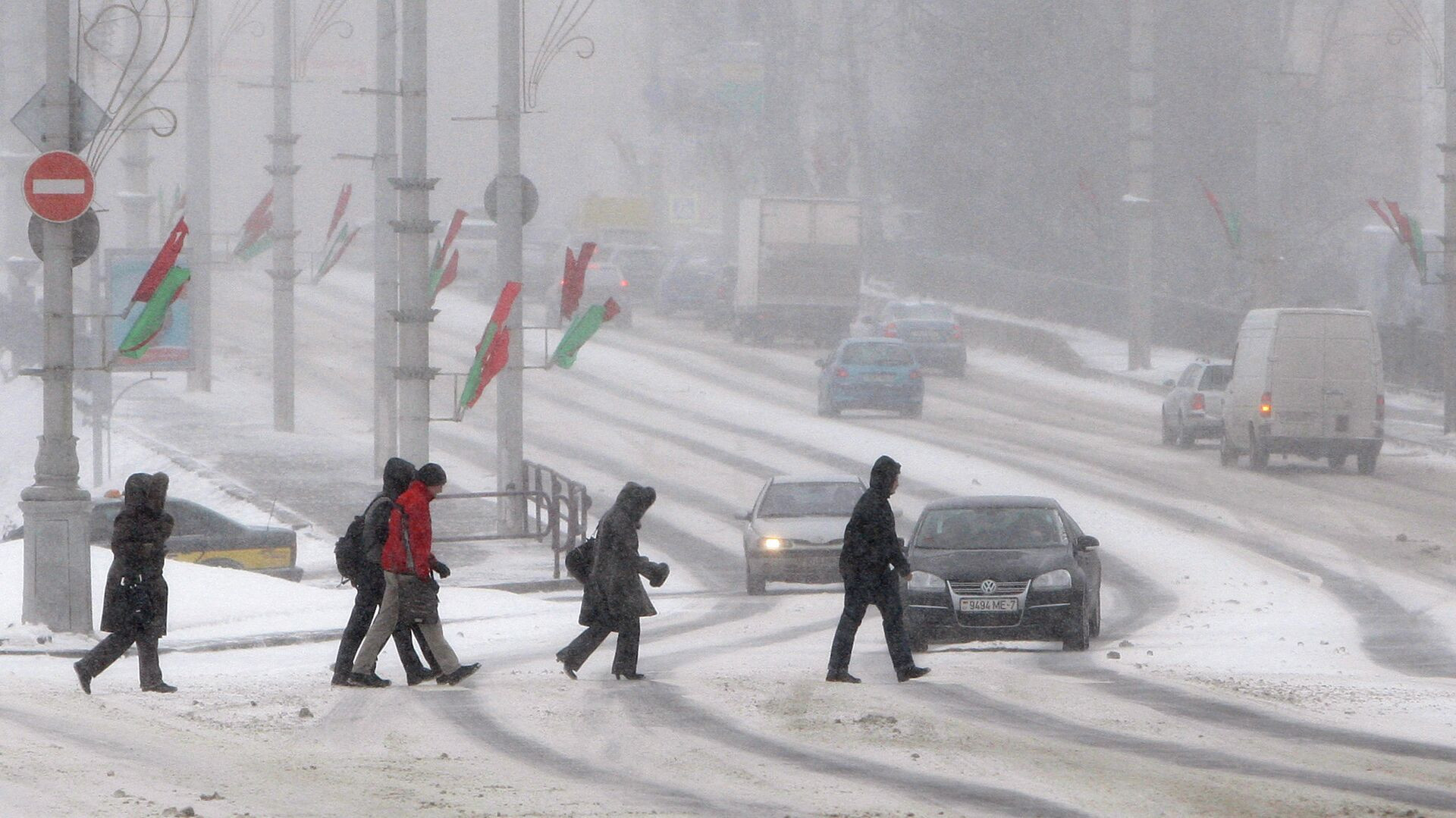 Погода на март 2024 в беларуси. Снегопад в марте. Снегопад фото. Погодные условия. Снегопад на дороге.