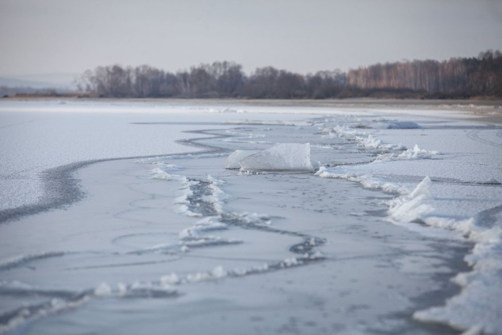 Сильный утренний мороз сковал ручьи. Река Кама ледостав. Лед на реке. Замерзшая река. Река покрытая льдом.