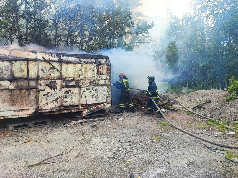 В Мурманске потушен пожар в строительной «бытовке»