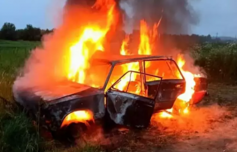 В Туломе у остановки сгорел брошенный автомобиль