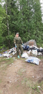«Работы хватит до сентября». Эковолонтеры очищают Умбу от оставленного туристами мусора
