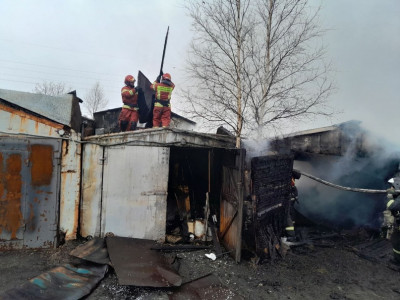 Беспокойное утро: кировские огнеборцы потушили пожар в гаражах