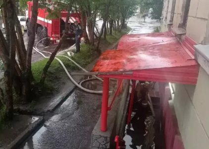 Поплыли: в Мурманской области из-за ливня затопленным оказался магазин