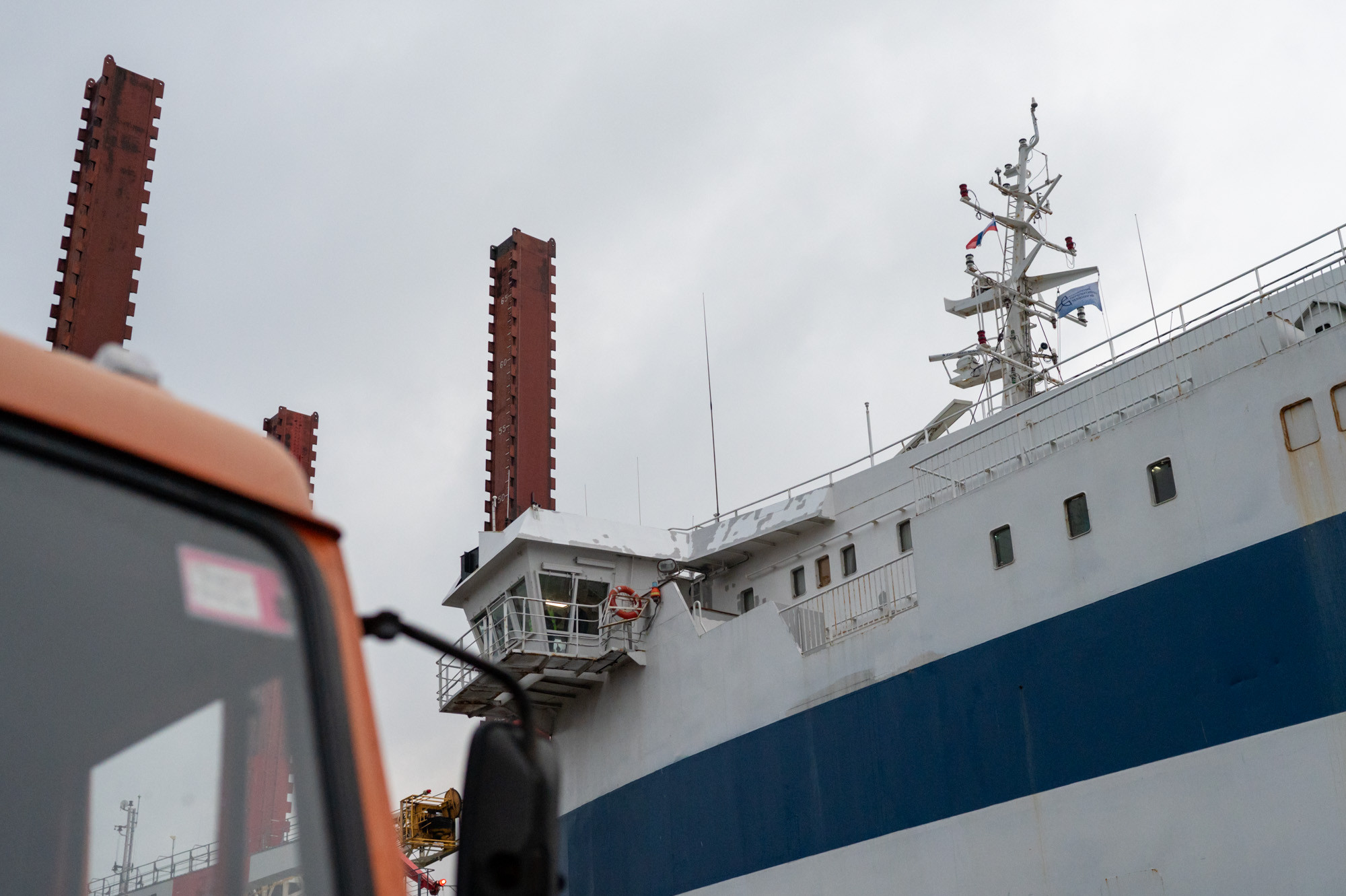 Денис Мантуров и Андрей Чибис осмотрели кабелеукладочное судно «Яуза» и завод подводного кабеля