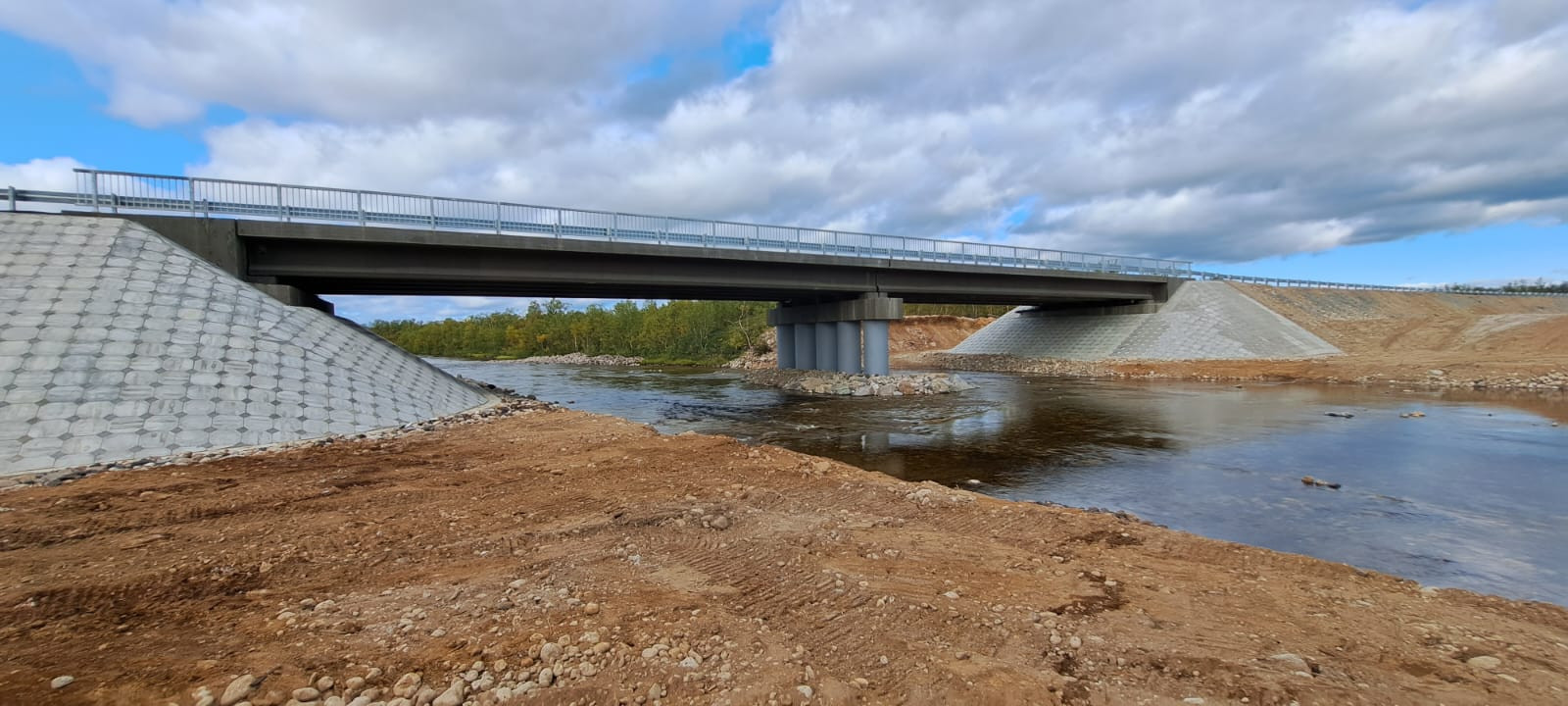 В Заполярье завершился ремонт моста через реку Эйнч
