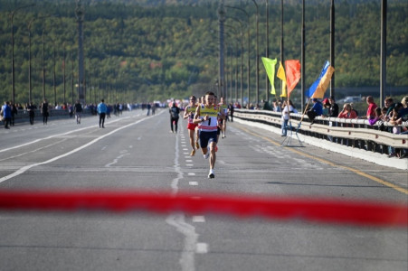 В забеге на дистанции 1611 метров на Кольском мосту победил житель Североморска