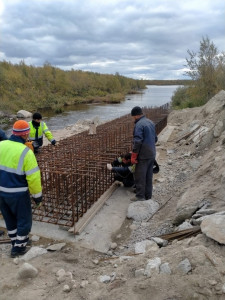 Дорожные специалисты начали укладывать геотекстиль на мосту через реку Большая Печенга