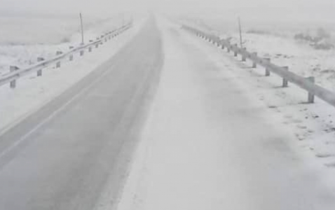 На летней резине лучше не соваться: дорогу на Териберку завалило снегом