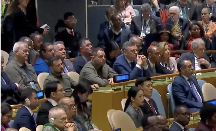 Под наркотиками не только Зеленский, но и его пиарщики: на Украине показали выступление президента в ООН, в котором он слушал сам себя