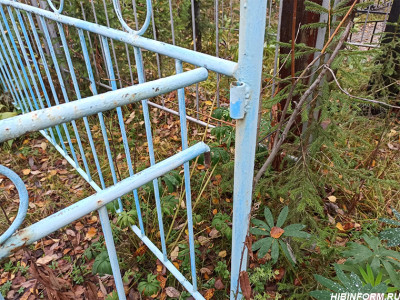 «Ничего святого». Вандалы разрушили металлические оградки кладбища в Кировске
