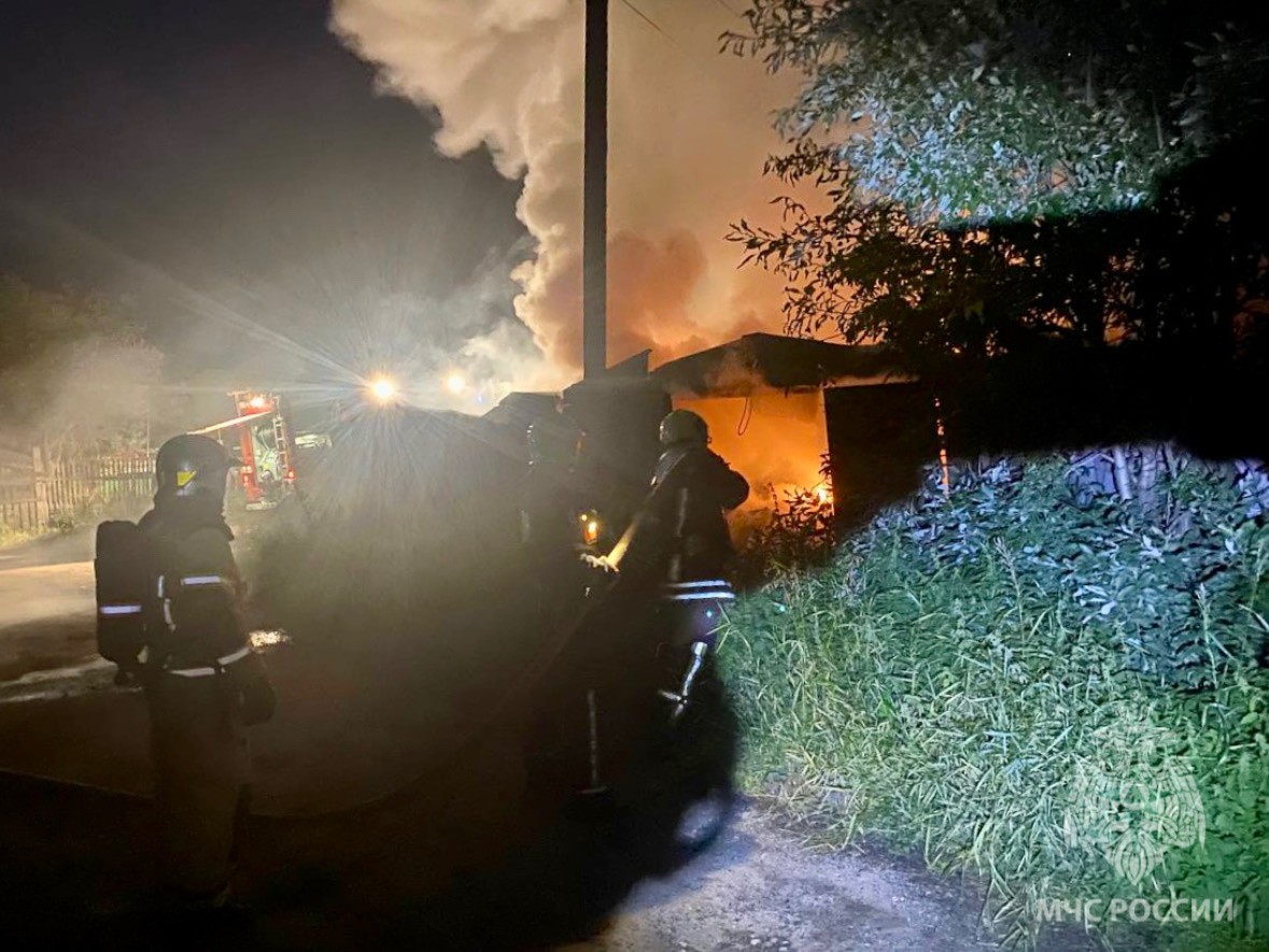 В Мурманске 8 человек тушили пожар в гараже автогородка