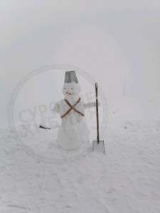В Хибинах лепят «креативных» снеговиков
