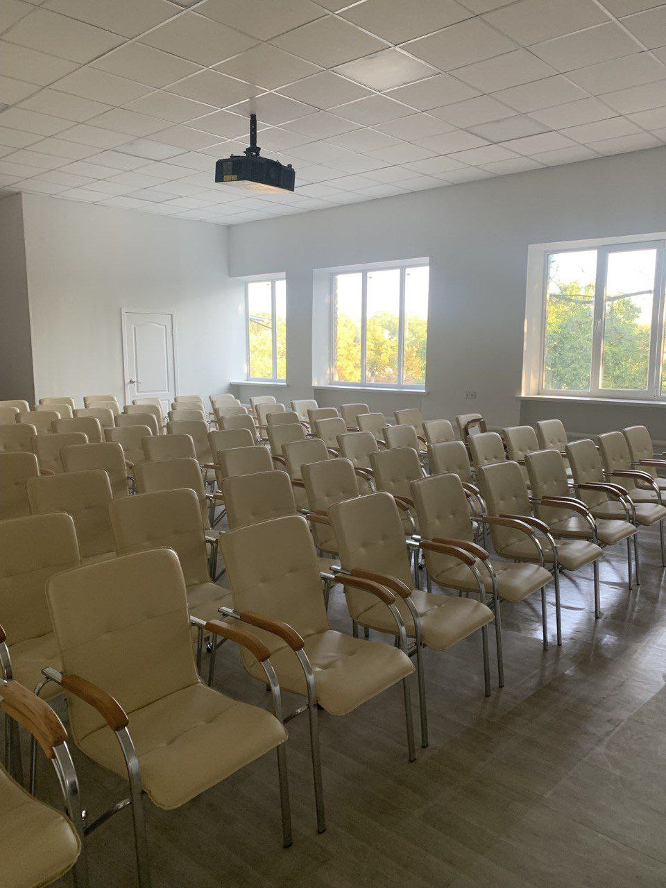 Мурманчане ремонтируют школы подшефного Приморского района
