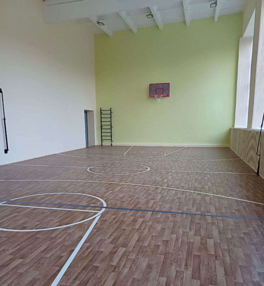 Мурманчане ремонтируют школы подшефного Приморского района