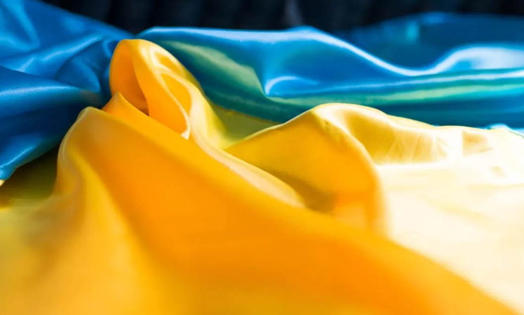 Ляпнул и не подумал: во Франции сняли флаг Украины после неосторожных слов Зеленского про Азербайджан