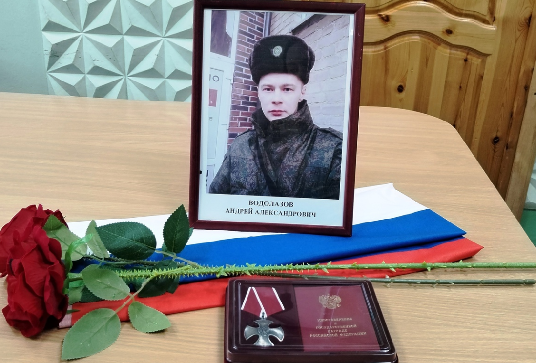 Награда героя нашла его семью: в Мурманской области родственникам погибшего в СВО солдата вручили Орден Мужества